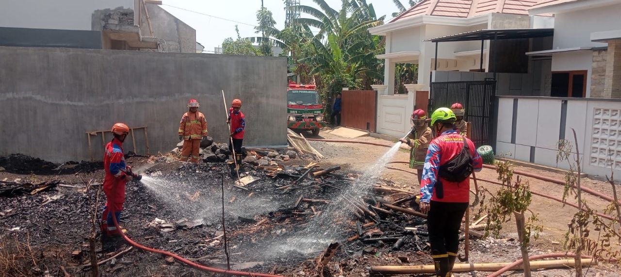 FRPB Probolinggo Lakukan Penanganan Kebakaran, Relawan Bergerak Cepat Padamkan Api